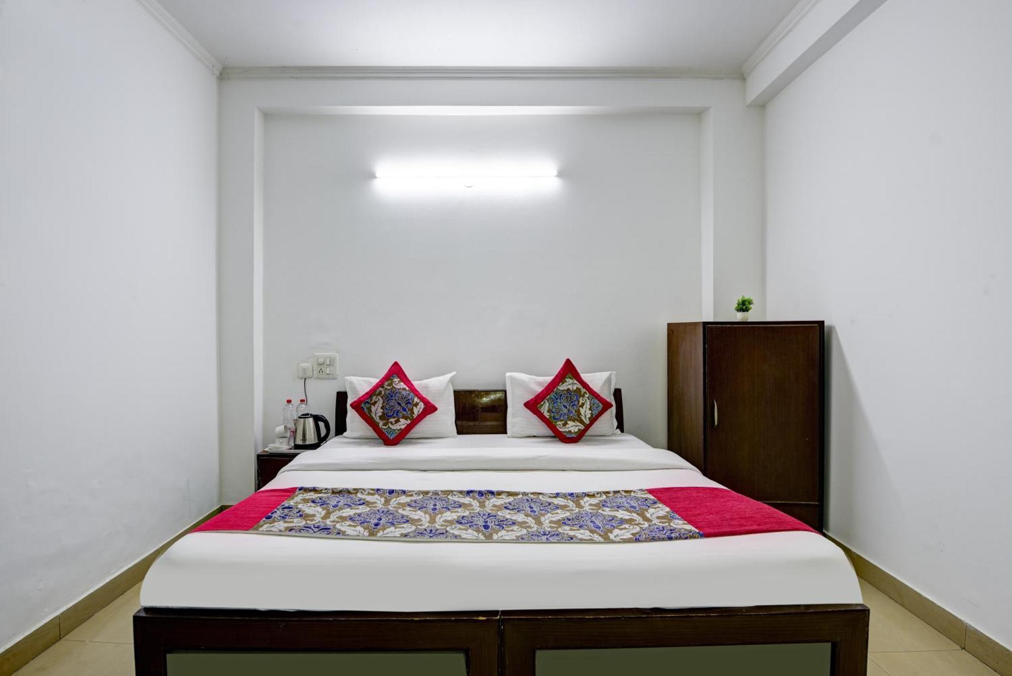 Hotel Aerolook Near Delhi Airport 2*